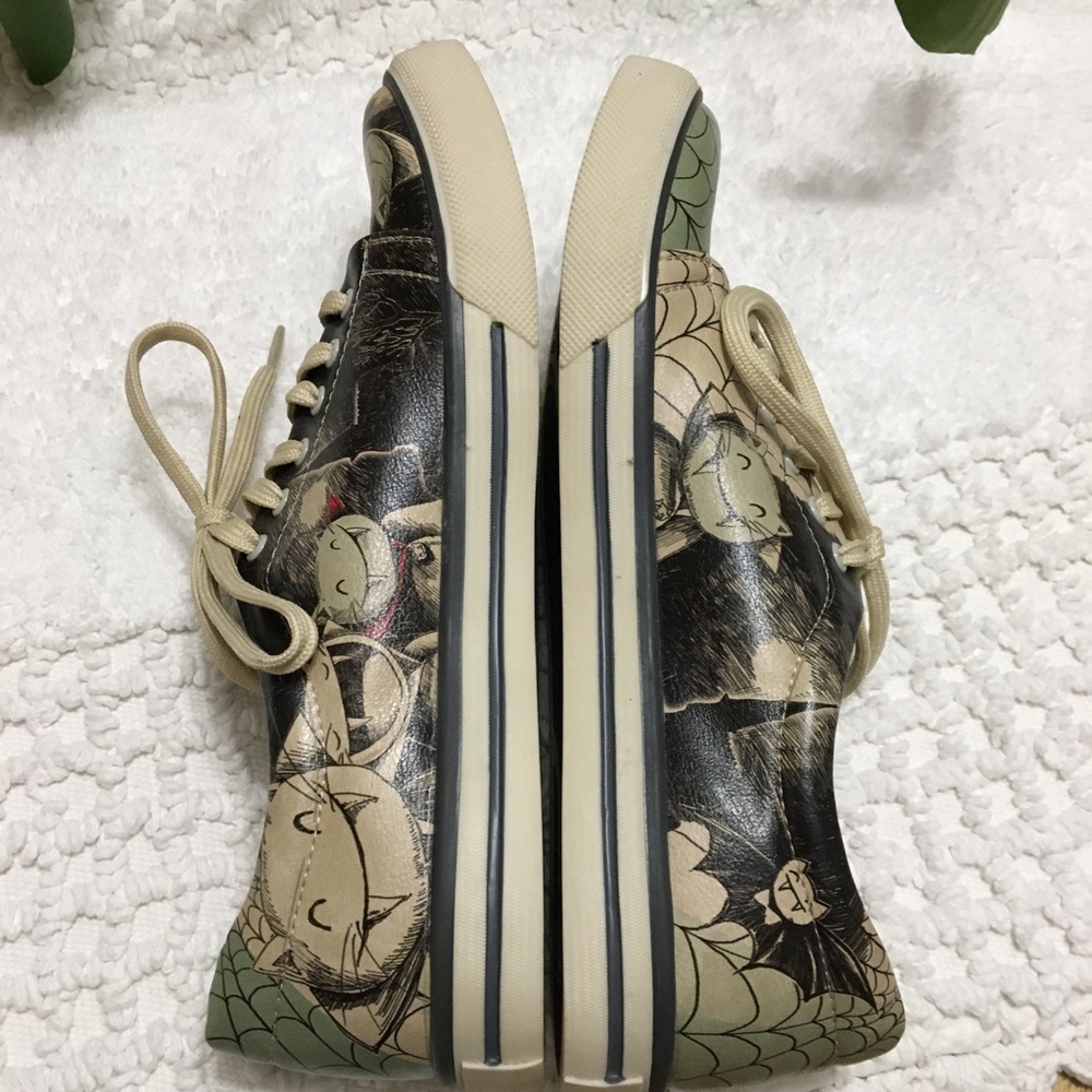 DoGo hand painted vegan ‘Catpire’ sneakers - Picture 6 of 16